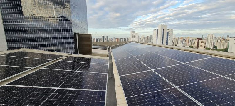 Usina solar na cobertura de um condomínio na Torre, Recife