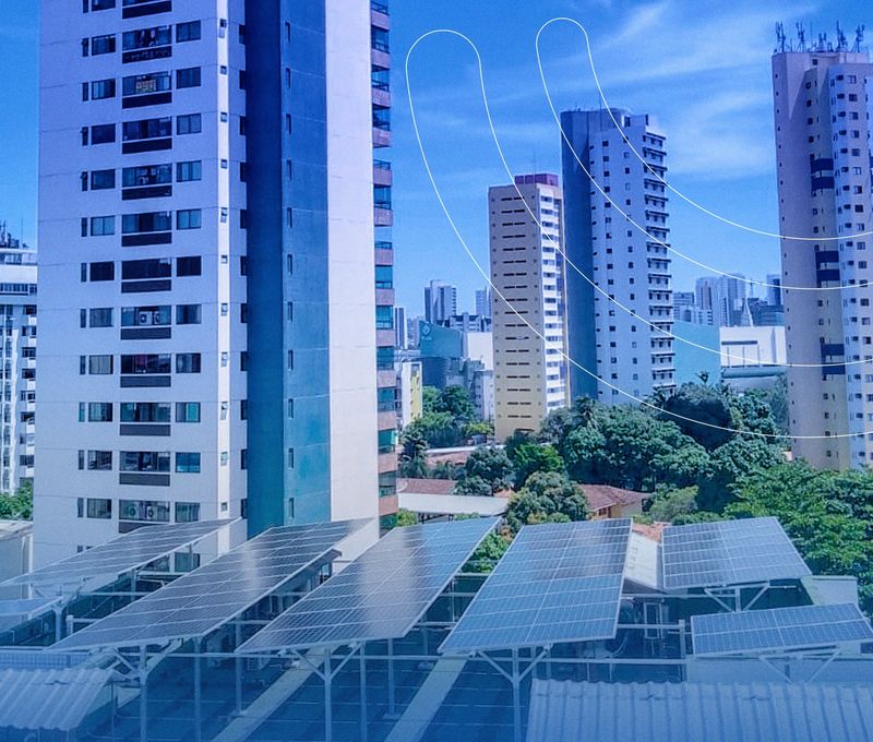 Usina sobre estrutura metálica elevada entre prédios