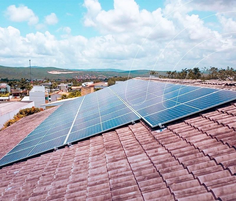 Usina solar em telhado cerâmico, foto de drone